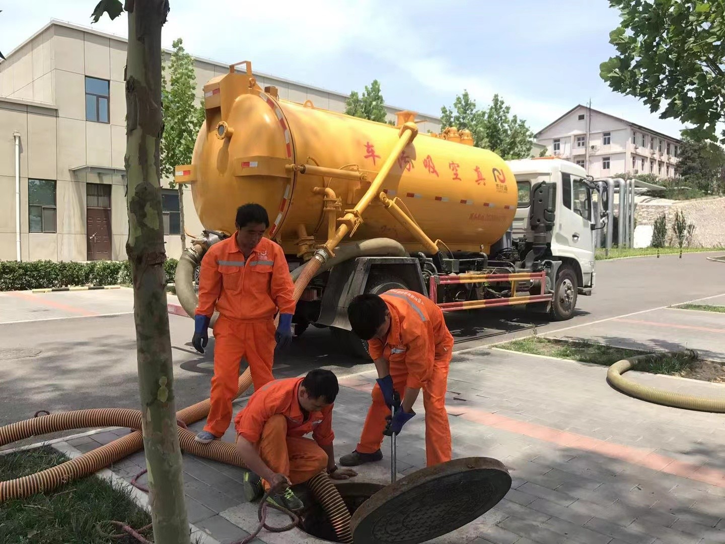 蓬安化粪池清理与5-8吨吸粪车施工效率分析